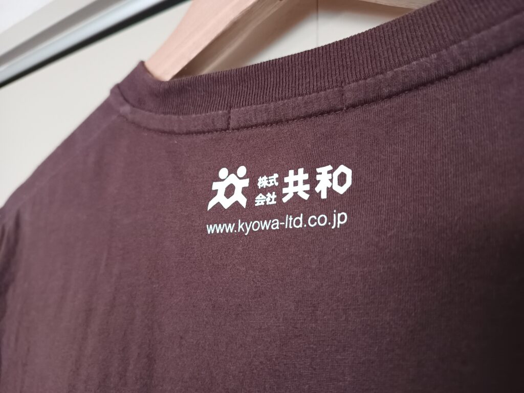 ユニクロオーバンドTシャツ　背中側ロゴ